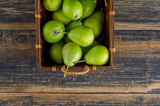 Peren in een mandvlakte lagen op een houten achtergrond