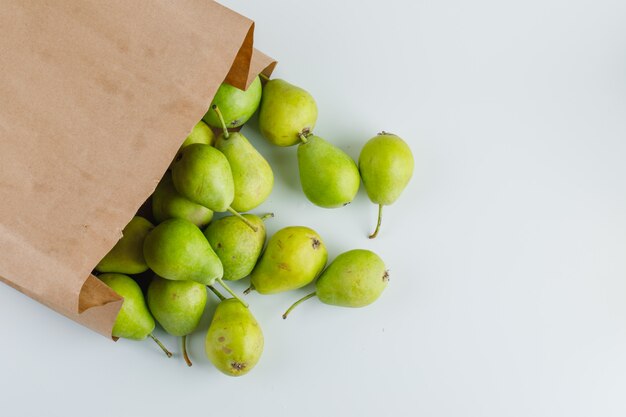 Peren in een papieren zak op een witte achtergrond. plat lag.