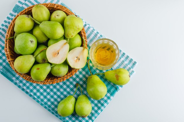 Peren met drankje in een mand op wit en keuken handdoek tafel