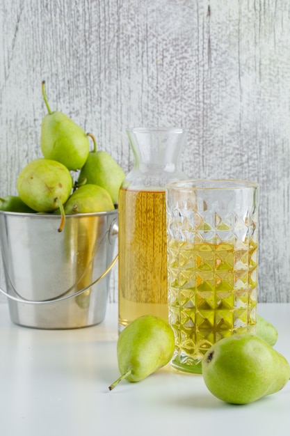 Peren met drankje in een mini-emmer op witte en grungy muur