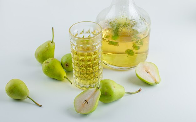 Peren met kruiden drinken hoge hoek bekijken op een witte ondergrond