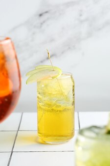 Perencocktail of limonade met ijs op lichte achtergrond, barconcept. peer martin of fresh peer cocktail