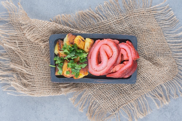 Gratis foto perfecte lunch. gebakken spekjes en aardappelen.