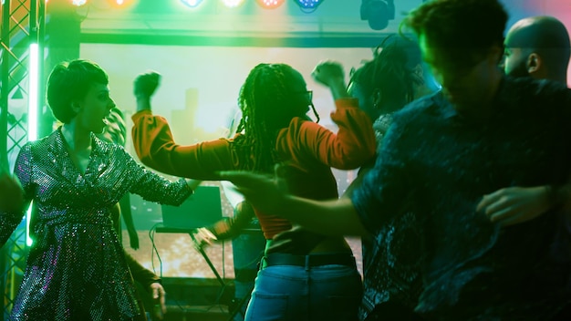 Gratis foto personen die plezier hebben op een dansfeest in een nachtclub
