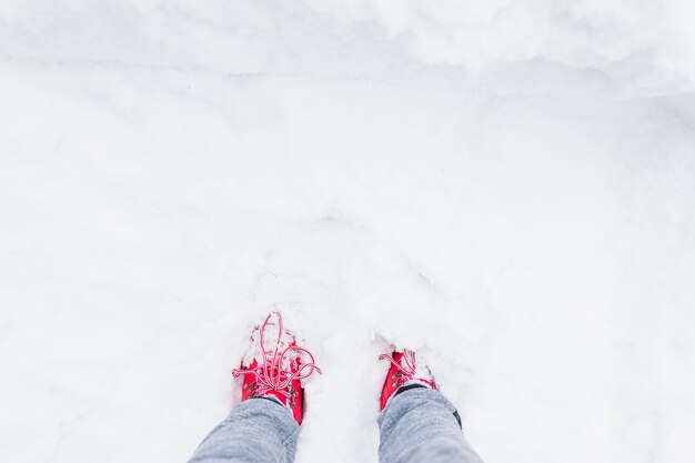 Persoon benen in de sneeuw