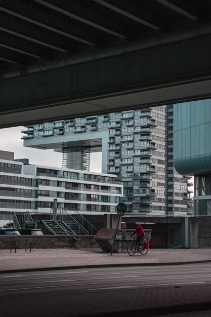 Persoon berijdende fiets op stoep tijdens