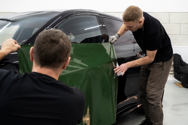 Persoon die aan carwrapping werkt