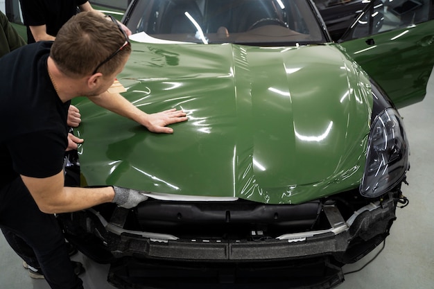 Persoon die aan carwrapping werkt