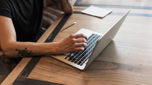 Persoon die aan een laptop werkt