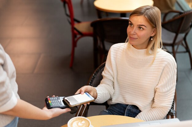 Persoon die betaalt met zijn smartphone-portemonnee-app