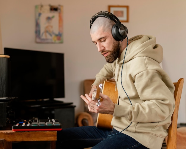 Persoon die binnenshuis muziek maakt