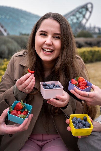 Persoon die buiten van een bessensnack geniet