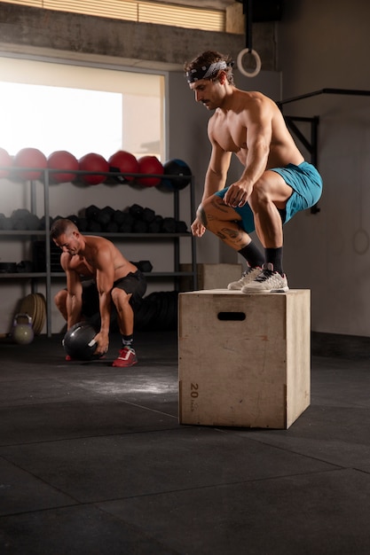 Gratis foto persoon die crossfit-training doet