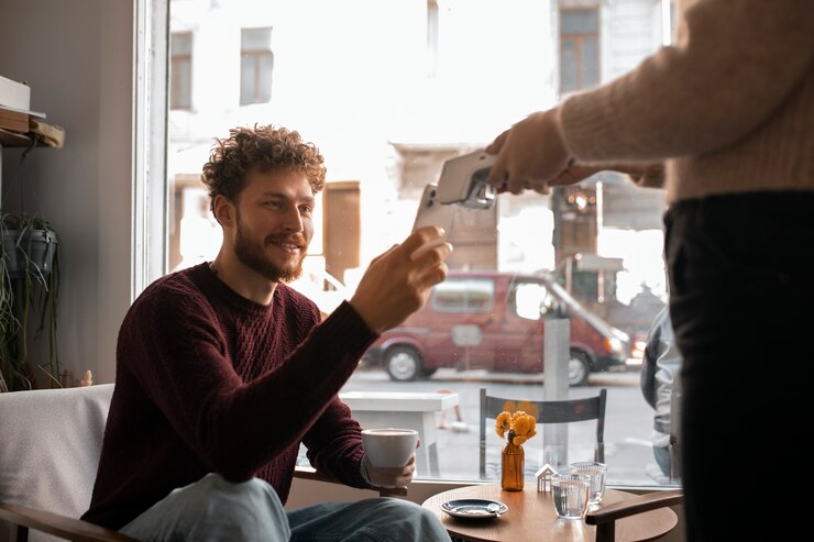 Gratis Foto persoon die de rekening betaalt in een restaurant met behulp van nfc-technologie