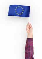 Gratis foto persoon die de vlag van de europese unie zwaait