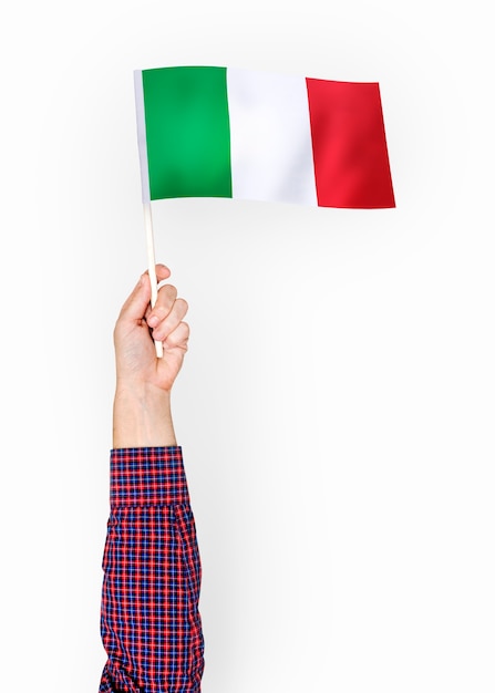 Gratis foto persoon die de vlag van de italiaanse republiek zwaaien