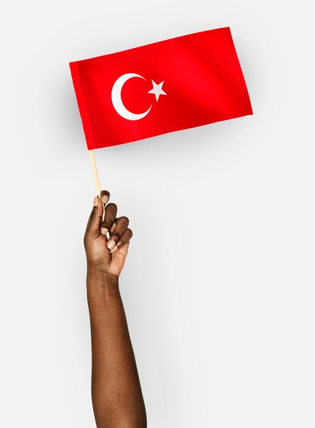 Persoon die de vlag van de Republiek Turkije zwaaien