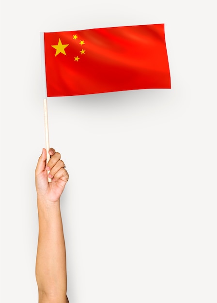 Persoon die de vlag van de Volksrepubliek China zwaait