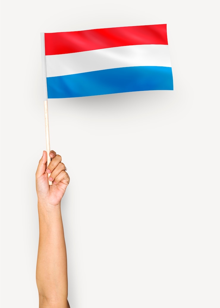 Gratis Foto persoon die de vlag van het groothertogdom luxemburg zwaait
