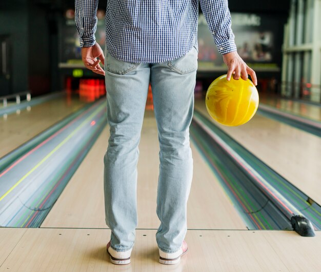 Persoon die een bowlingbal houdt