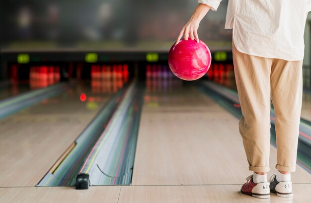 Persoon die een bowlingbal houdt