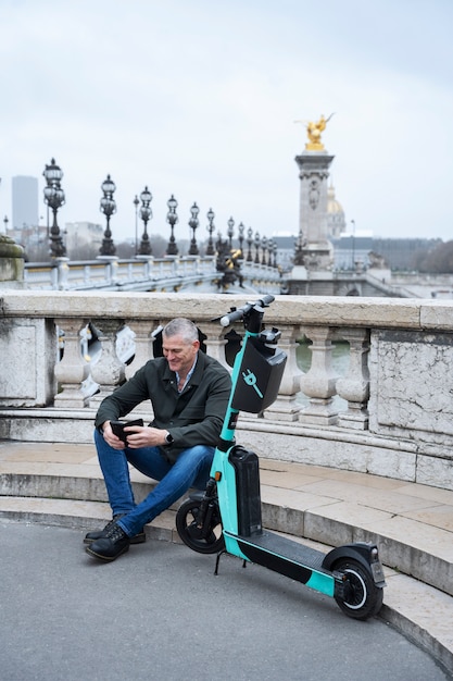 Persoon die een elektrische scooter in de stad gebruikt