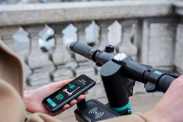 Persoon die een elektrische scooter in de stad gebruikt