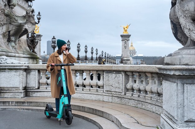 Persoon die een elektrische scooter in de stad gebruikt
