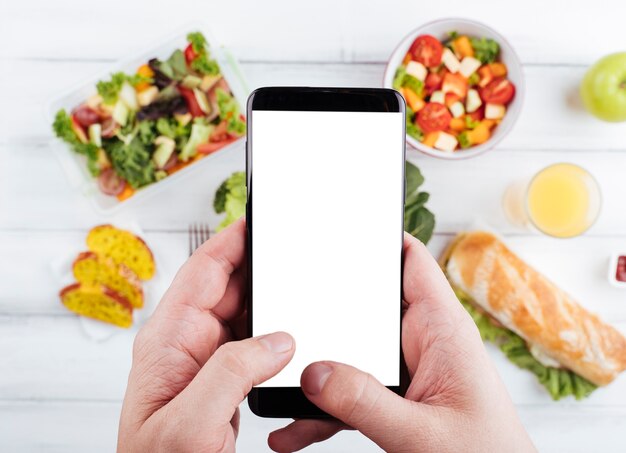 Persoon die een foto van heerlijke gezonde snack neemt