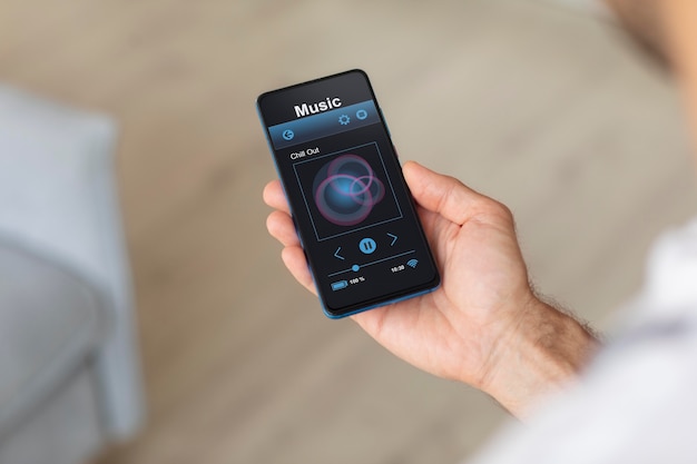 Persoon die een smartphone vasthoudt met een domotica-app