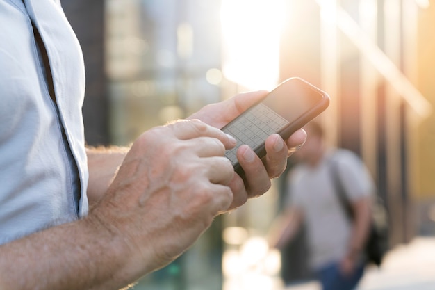 Persoon die een sudoku-spel speelt op een smartphone