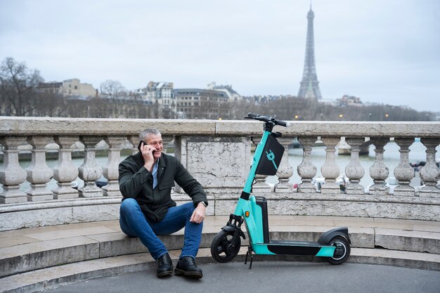 Persoon die elektrische scooter in de stad gebruikt