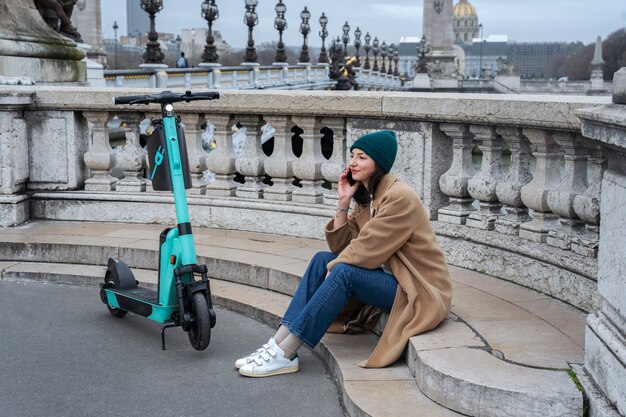 Persoon die elektrische scooter in de stad gebruikt