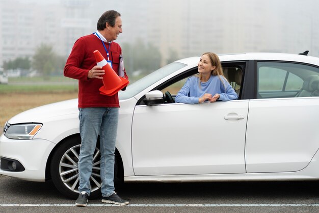 Persoon die examen doet voor rijbewijs