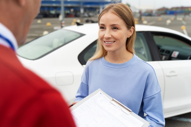 Persoon die examen doet voor rijbewijs