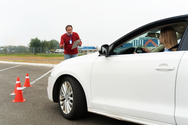 Gratis foto persoon die examen doet voor rijbewijs