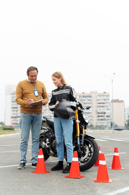 Persoon die examen doet voor rijbewijs