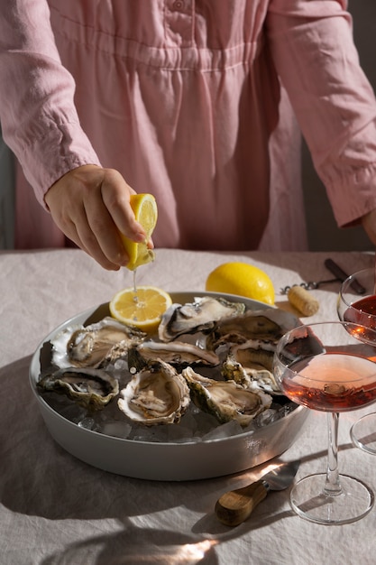 Gratis foto persoon die geniet van een gerecht gemaakt van oesters
