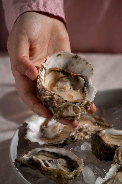 Gratis foto persoon die geniet van een gerecht gemaakt van oesters