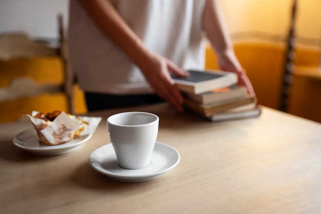 Gratis foto persoon die geniet van het lezen van een boek in een café