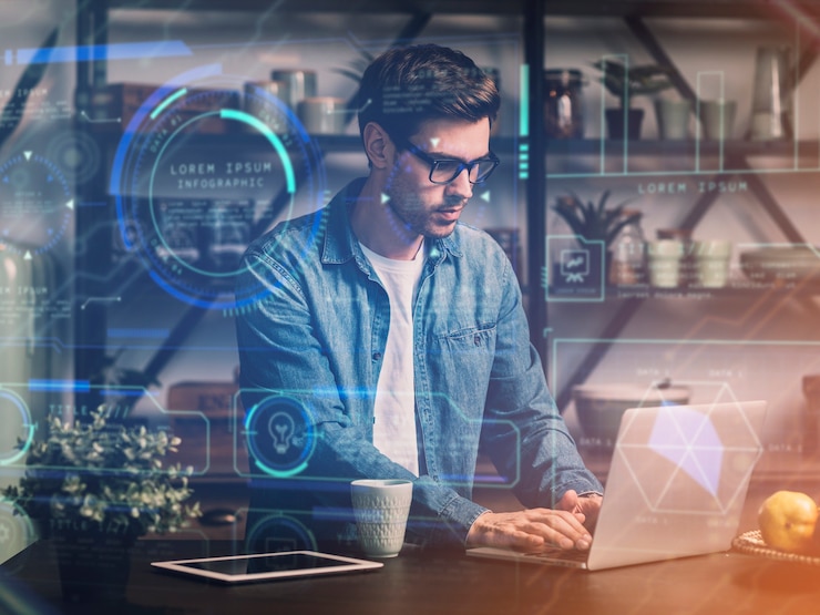 Gratis Foto persoon die html op de computer werkt