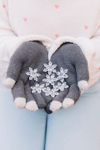 Persoon die kleine sneeuwvlokken in handen houdt