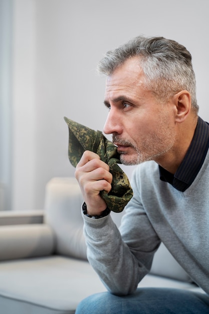 Gratis foto persoon die lijdt aan ptsd