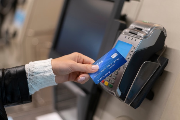 Persoon die met zijn creditcard betaalt