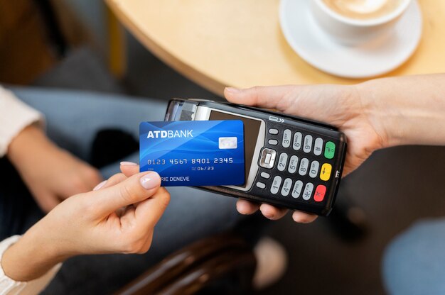 Persoon die met zijn creditcard betaalt