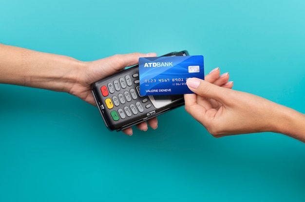 Persoon die met zijn creditcard betaalt