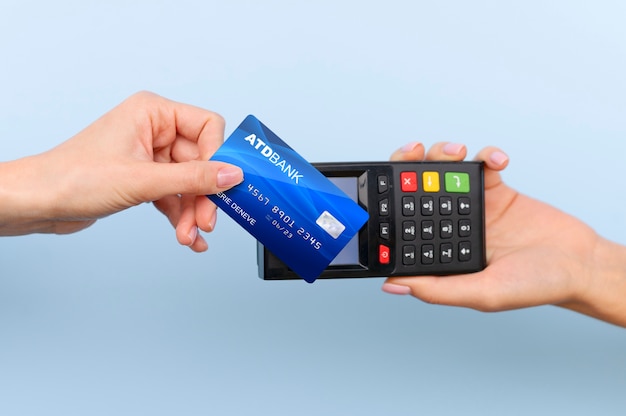 Persoon die met zijn creditcard betaalt