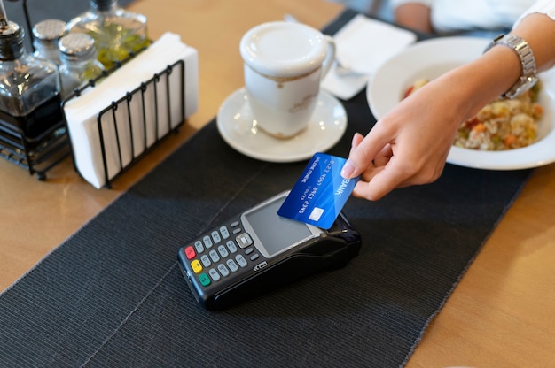 Persoon die met zijn creditcard betaalt