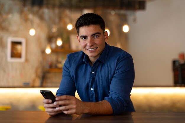 Persoon die mobiele telefoonberichten leest