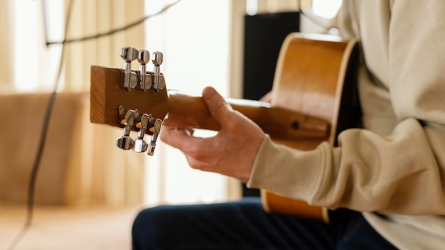 Persoon die muziek oefent in de thuisstudio